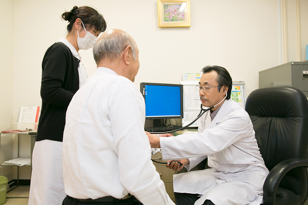 診察室で診察を受ける様子