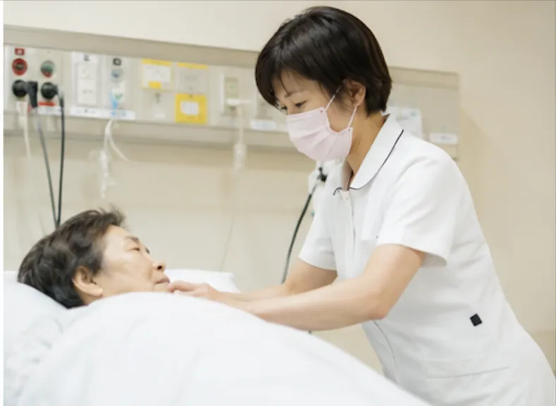 ベッドサイドで患者さんに寄り添う看護師