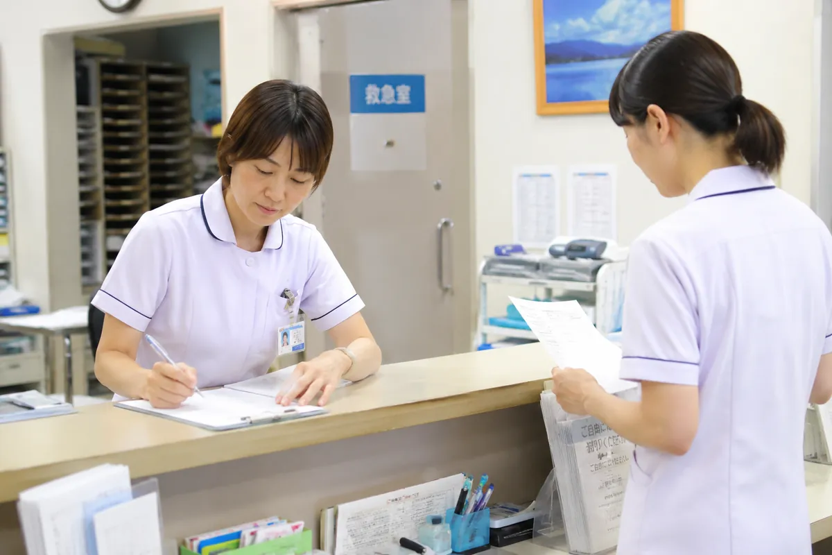 受付で書類を確認する職員