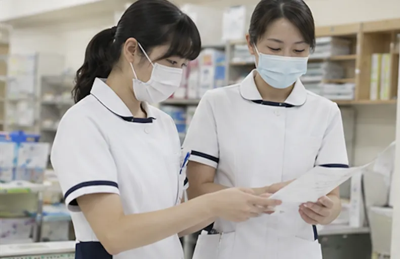 書類を確認し合う2人の職員
