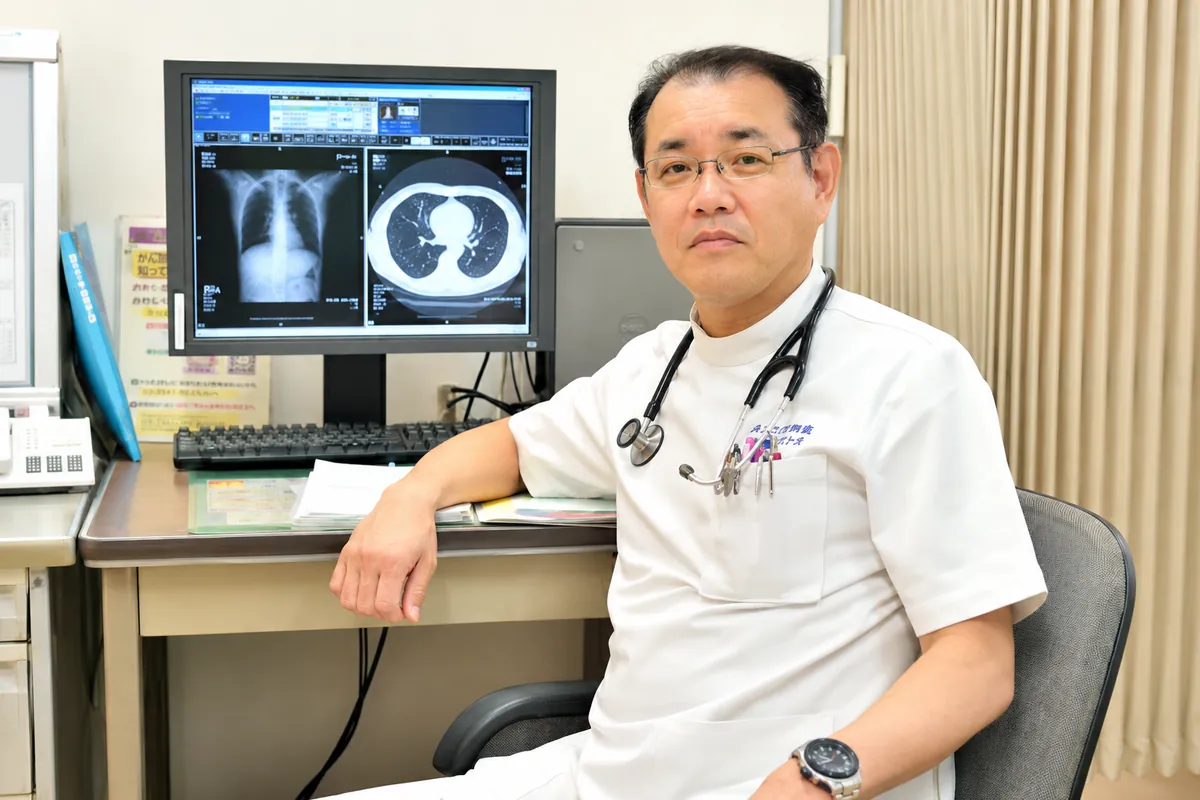 レントゲン画像を前にした白衣の医師