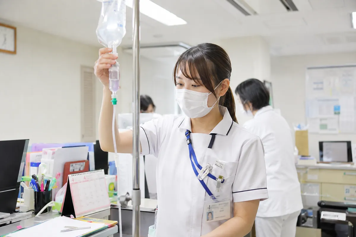 点滴の準備をする看護師