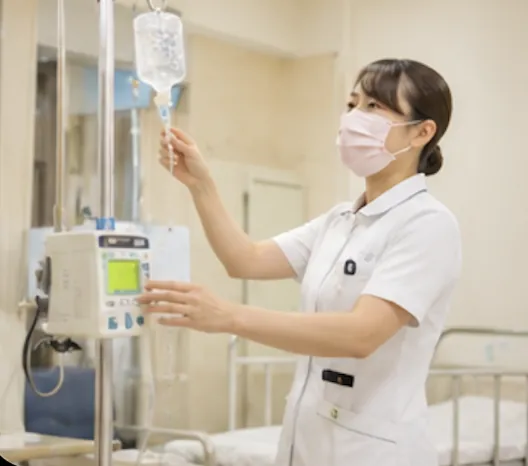 処置の器材を準備する看護師
