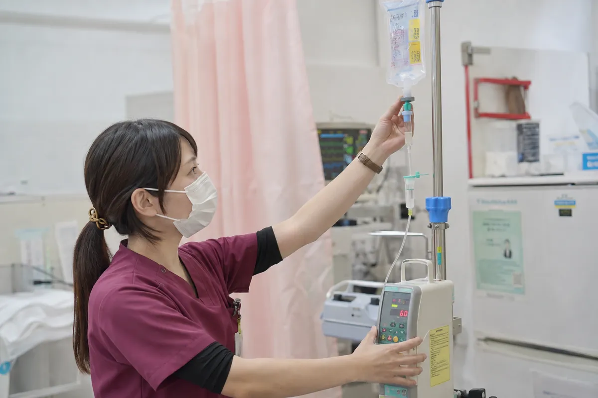 輸液ポンプを調整する看護師